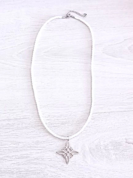 COLLAR NUDO DE BRUJA: TU PROTECCIÓN CON EL COLOR DE MODA