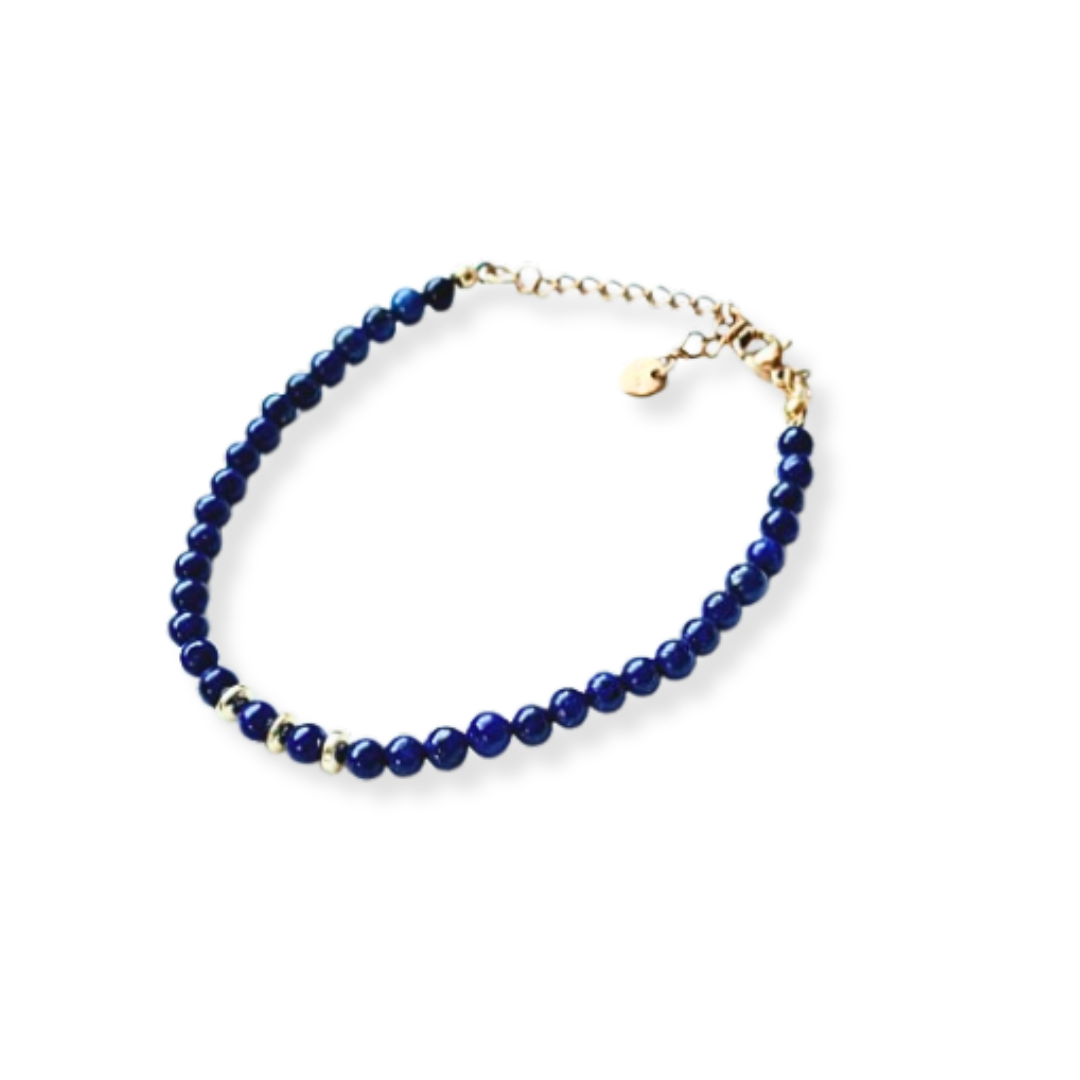 Pulsera de piedra lapislázuli y detalles dorados