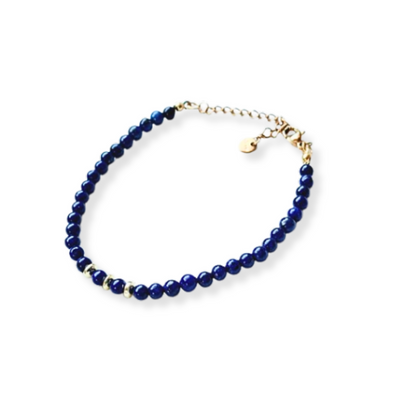Pulsera de piedra lapislázuli y detalles dorados