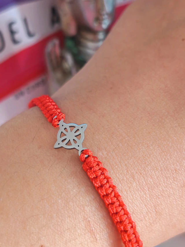 Pulsera de Hilo Rojo con Dije Nudo de Bruja Plateado: Protección Ancestral y Amuleto contra el Mal de Ojo