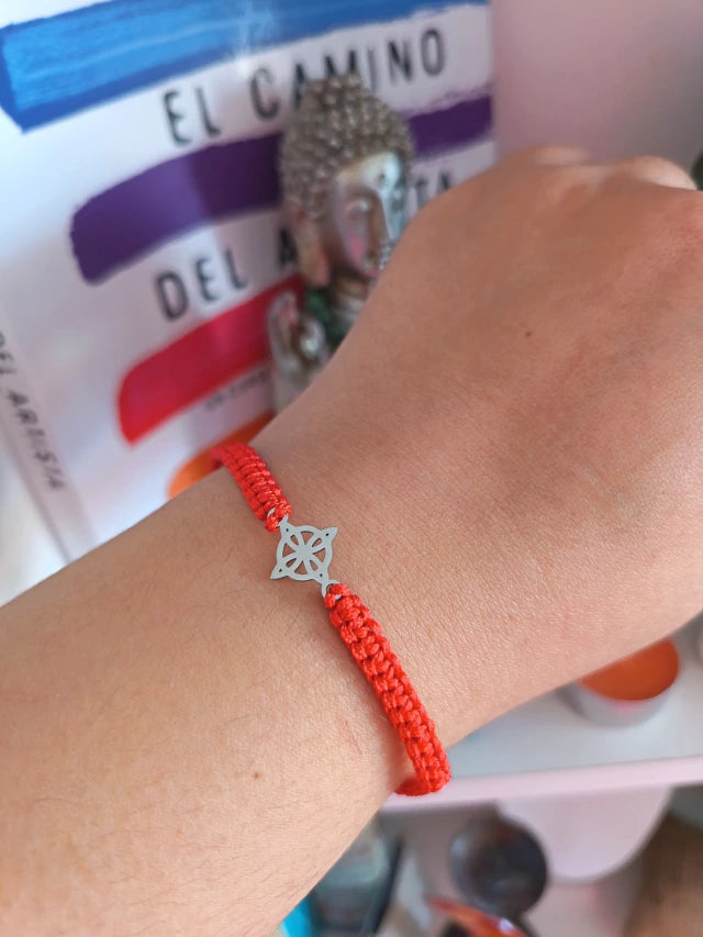 Pulsera de Hilo Rojo con Dije Nudo de Bruja Plateado: Protección Ancestral y Amuleto contra el Mal de Ojo