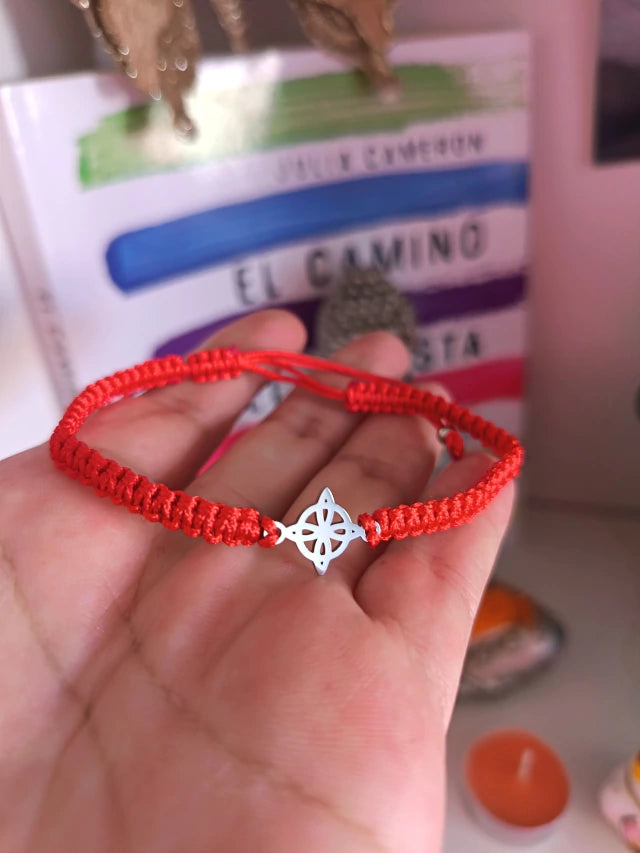 Pulsera de Hilo Rojo con Dije Nudo de Bruja Plateado: Protección Ancestral y Amuleto contra el Mal de Ojo