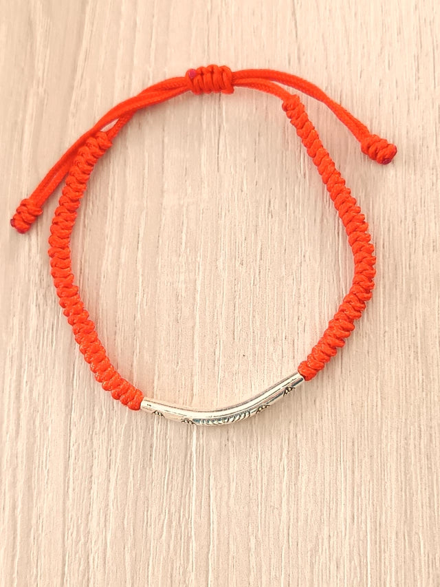 Pulsera de Protección Roja con detalle plateado