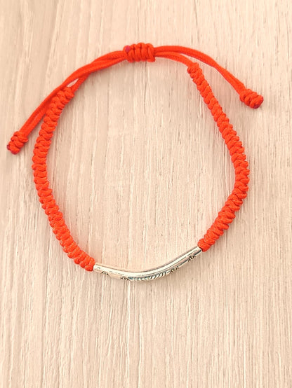 Pulsera de Protección Roja con detalle plateado