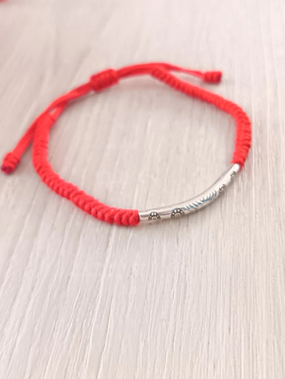 Pulsera de Protección Roja con detalle plateado