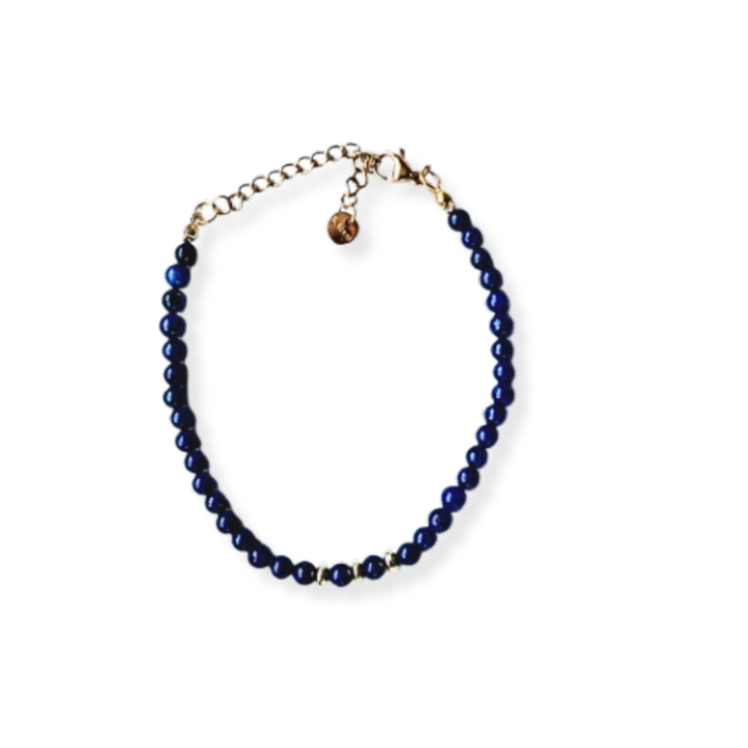 Pulsera de piedra lapislázuli y detalles dorados