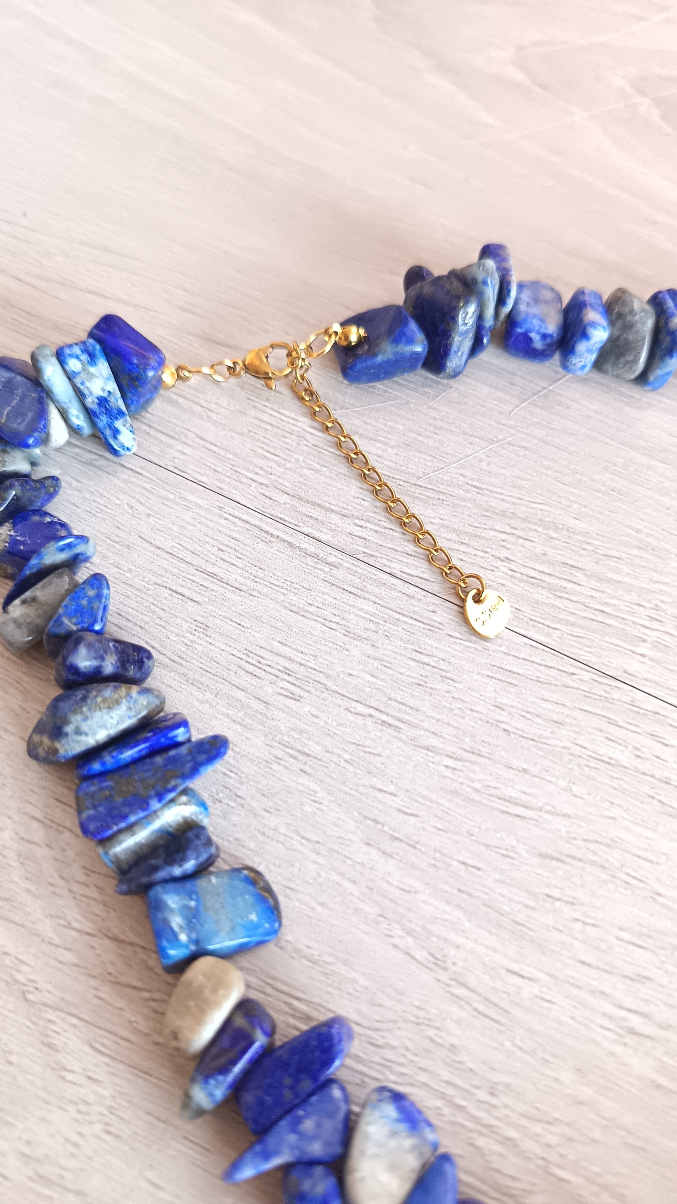 COLLAR LAPISLÁZULI Y UN CORAZÓN DORADO: TU TALISMÁN DE SABIDURÍA