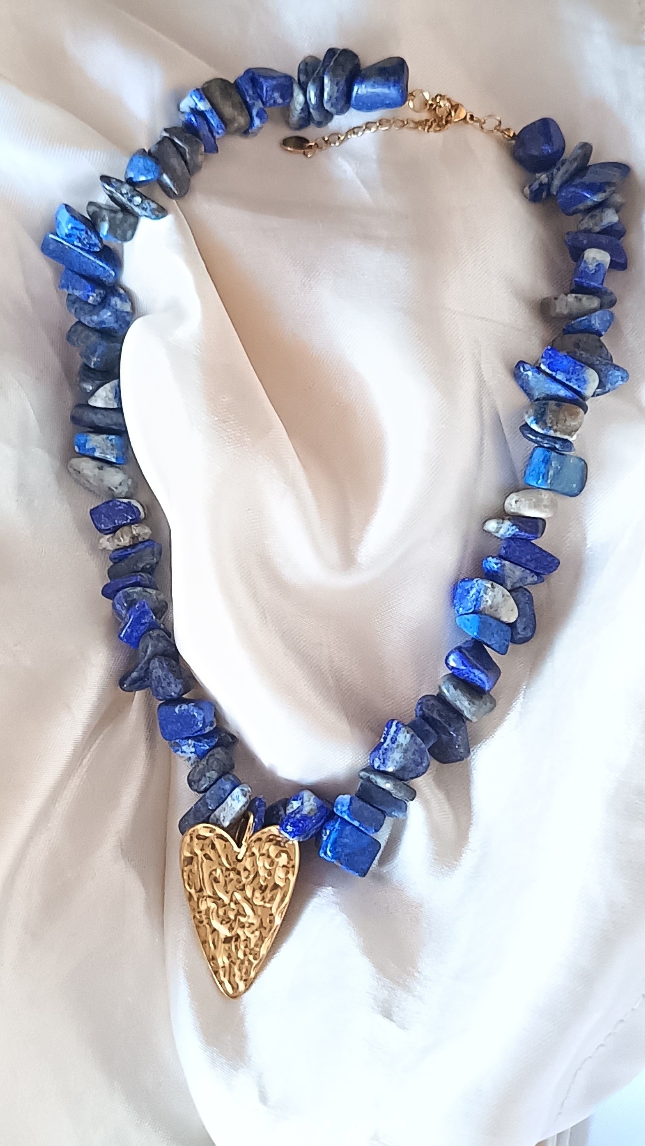 COLLAR LAPISLÁZULI Y UN CORAZÓN DORADO: TU TALISMÁN DE SABIDURÍA