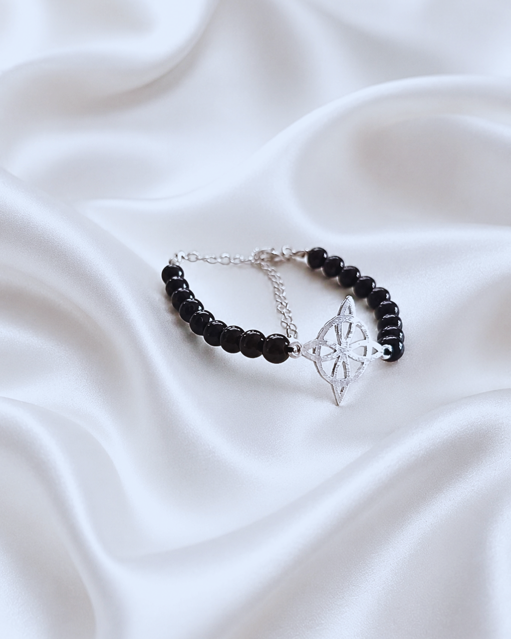 Pulsera protección de piedra turmalina y Nudo de bruja plata