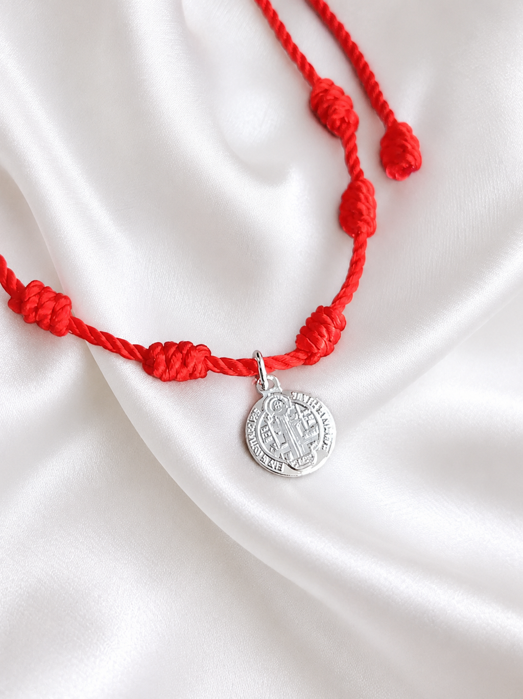 PROTECCIÓN Y FE: PULSERA 7 NUDOS + SAN BENITO DE PLATA ✨