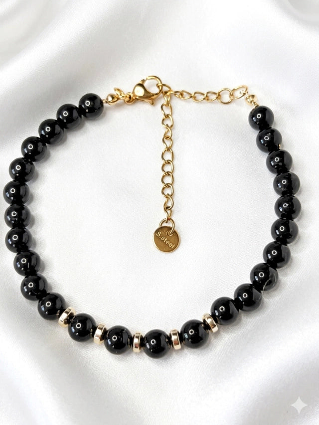Pulsera de piedra Turmalina y detalles dorados