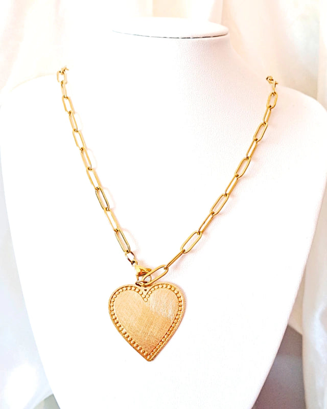 Collar de Eslabones con Dije de Corazón: Un Clásico Reinventado