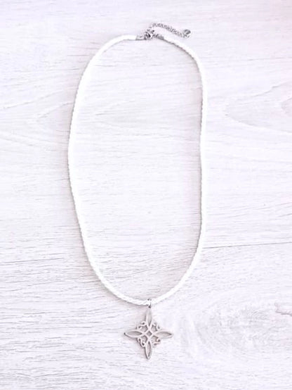 COLLAR NUDO DE BRUJA: TU PROTECCIÓN CON EL COLOR DE MODA