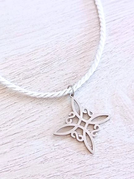 COLLAR NUDO DE BRUJA: TU PROTECCIÓN CON EL COLOR DE MODA