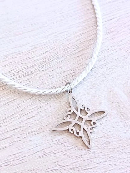 COLLAR NUDO DE BRUJA: TU PROTECCIÓN CON EL COLOR DE MODA
