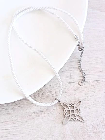 COLLAR NUDO DE BRUJA: TU PROTECCIÓN CON EL COLOR DE MODA
