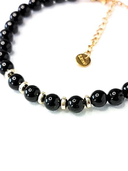 Pulsera de piedra Turmalina y detalles dorados