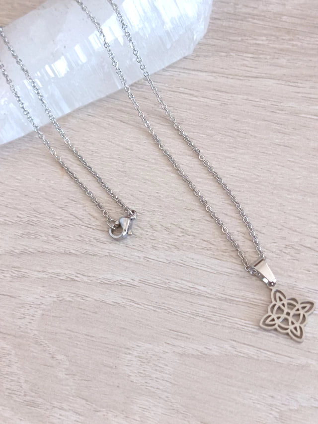 Collar nudo de bruja pequeño - Plateado
