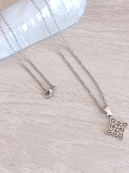 Collar nudo de bruja pequeño - Plateado