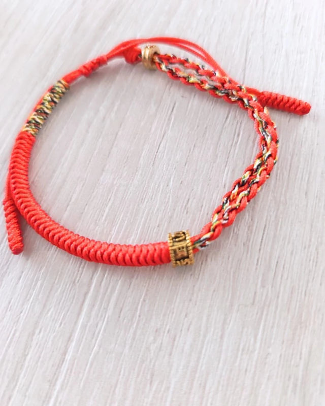 Pulsera roja hilada