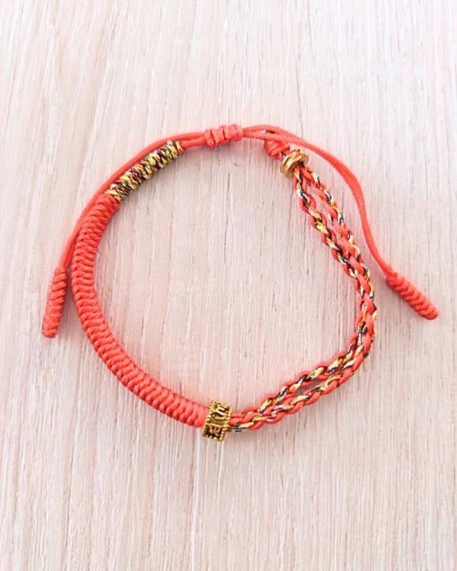 Pulsera roja hilada