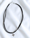 Collar nudo de bruja pequeño cuerito de gamuza