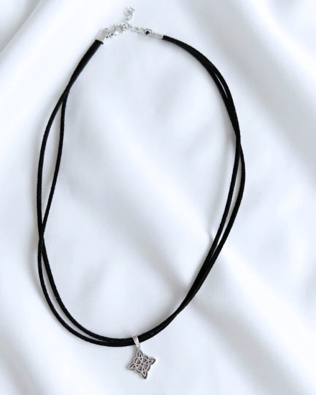 Collar nudo de bruja pequeño cuerito de gamuza