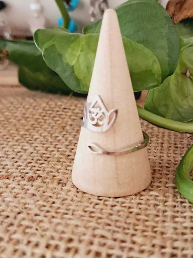 Anillo Om en Flor de loto de acero quirúrgico