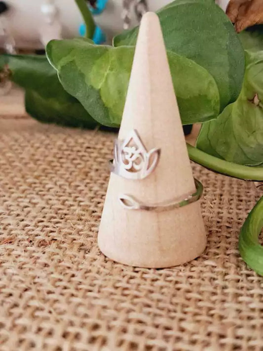 Anillo Om en Flor de loto de acero quirúrgico